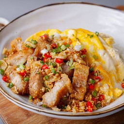 ข้าวราดไข่ข้นหมูกรอบพริกเกลือ