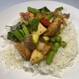 ผัดพริกแกงราดข้าว
