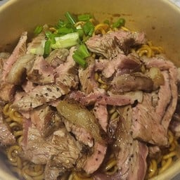 เส้นบะหมี่กึ่งรสหมาล่า โป๊ะด้วยเนื้อย่าง