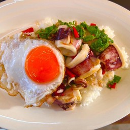 ข้าวกะเพราปลาหมึกไข่