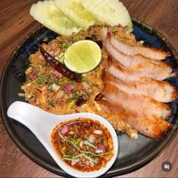 ข้าวเหนียวผัดแจ่ว X คอหมูย่าง Stir Fried Sticky Rice with spicy sauce X grilled neck pork
