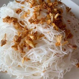 เส้นหมี่ลวกกระเทียมเจียว