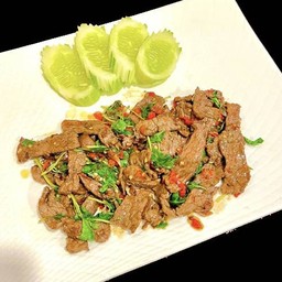 กะเพราเนื้อเซอร์ลอยน์ (กับข้าว)