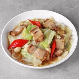 กะหล่ำปลีผัดหมูกรอบ