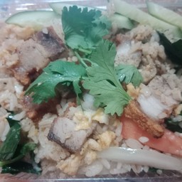 ข้าวผัดหมูกรอบ