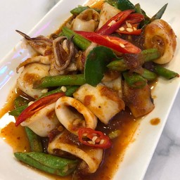 ผัดพริกแกงปลาหมึก