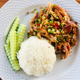 ข้าวสวยพร้อมไก่อบโอ่งคั่วพริกเกลือ