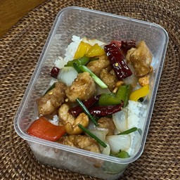 ข้าวหน้าไก่ผัดเม็ดมะม่วง