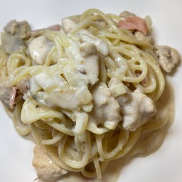 สปาเก็ตตี้ไวท์ซอสครีมไก่และเห็ด