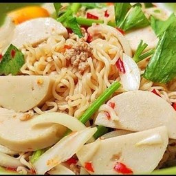 ยำมาม่าหมูยอ