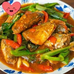 คะน้าปลากระป๋องราดข้าว