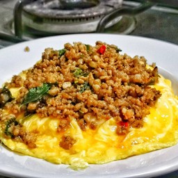 ข้าวราดไข่ข้นกระเพราหมูสับ