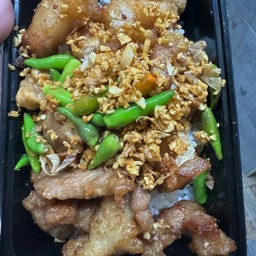 ข้าวหมูสันใน+สามชั้น ทอดกระเทียมพริกขี้หนูสด