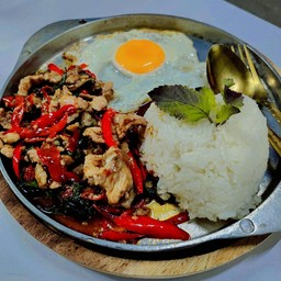 กระเพรากระทะร้อนเนื้อไข่ดาว