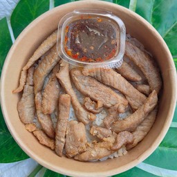 [อร่อยซ่ากับโค้ก] ข้าวหมูแดดเดียว พร้อมน้ำจิ้มแจ่ว (สูตรดั้งเดิม) +  โค้ก ออริจินัล (กระป๋อง)