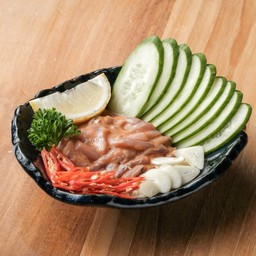 ปลาหมึกร้า เสริฟพร้อม พริก กระเทียม เลมอน แตงกวา