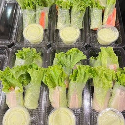 สลัดโรลไส้กรอกไก่