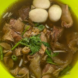 เกาเหลาหรือก๋วยเตี๋ยวหมูตุ๋นรวม