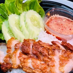 หมูสามชั้นทอดราดข้าวน้ำจิ้มซีฟู้ด