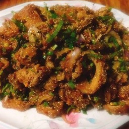 ยำแซ่บหมูทอด (กับข้าว)