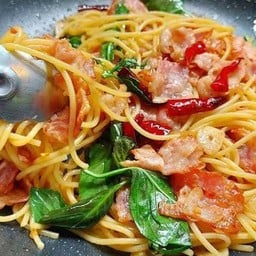 สปาเก็ตตี้ผัดพริกแห้งเบคอน