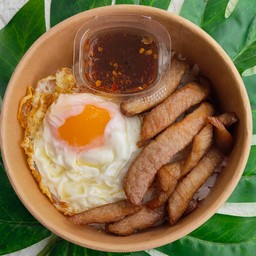 ข้าวหมูแดดเดียว+ไข่ดาว พร้อมน้ำจิ้มแจ่ว (สูตรชาววัง)