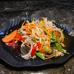 ยำไข่เยี่ยวม้าใส่หมูสับ