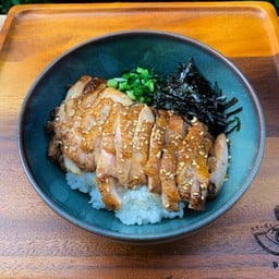 ข้าวหน้าไก่ย่างซีอิ้ว+ซุปมิโซะ