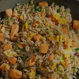 ข้าวผัดปลาแซลม่อน