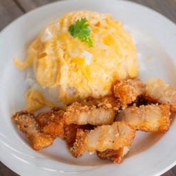 ข้าวหมูกรอบทอดกระเทียมไข่ข้น