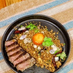 ข้าวผัดแจ่วฮ้อนกับเนื้อย่าง