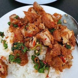 ข้าวกะเพราไก่กรอบ