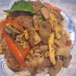 หมูกรอบผัดขี้เมาราดข้าว