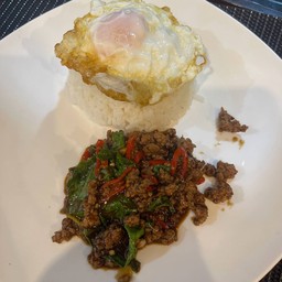 ข้าวผัดกระเพราเนื้อ