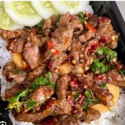 ข้าวกระเพราเนื้อชิ้น