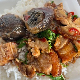 กะเพราหมูกรอบไข่เยี่ยวม้า