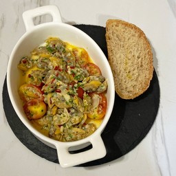 หอยลายกระเทียมแกะเนื้อล้วน ไวน์ขาว และขนมปัง