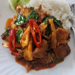 ข้าวราดพริกแกงเนื้อหน่อไม้ดอง