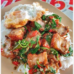 กระเพราหมูกรอบราดข้าว