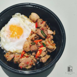 ข้าวไก่ผัดพริกขี้หนู - ฟรี ไข่ดาว