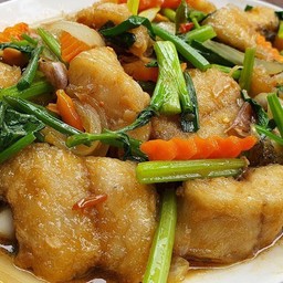 เนื้อปลากระพงทอดผัดคึ่นฉ่ายเป็นกับข้าว