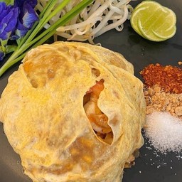 ผัดไทยเส้นจันทร์ห่อไข่