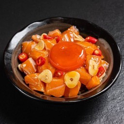 ข้าวหน้าแซลมอนแซ่บ + ไข่ดอง
