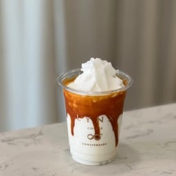 Caramel milk frappé