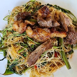 หมี่กระเฉดเนื้อย่าง