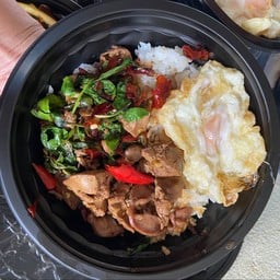 ข้าวราดกระเพราเครื่องในไก่