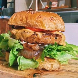 [อร่อยซ่ากับโค้ก]เบอร์เกอร์ทูน่ากริลล์คู่โค้กกระป๋อง
