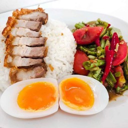 ข้าวตำถั่วหมูกรอบไข่ต้มยางมะตูม