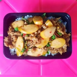กระเพราหมูสับ+ไส้กรอก