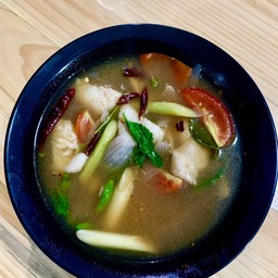 ต้มยำปลากะพงน้ำใสใบกระเพา